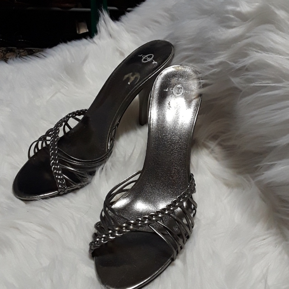 SHOES - Picture 2 of 4